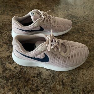 Nike Tanjun SE Running Shoe (Big Kid)